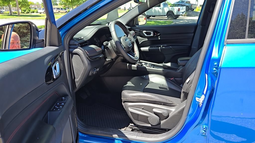 Used 2025 Hydro Blue Pearlcoat Jeep Trailhawk image 6