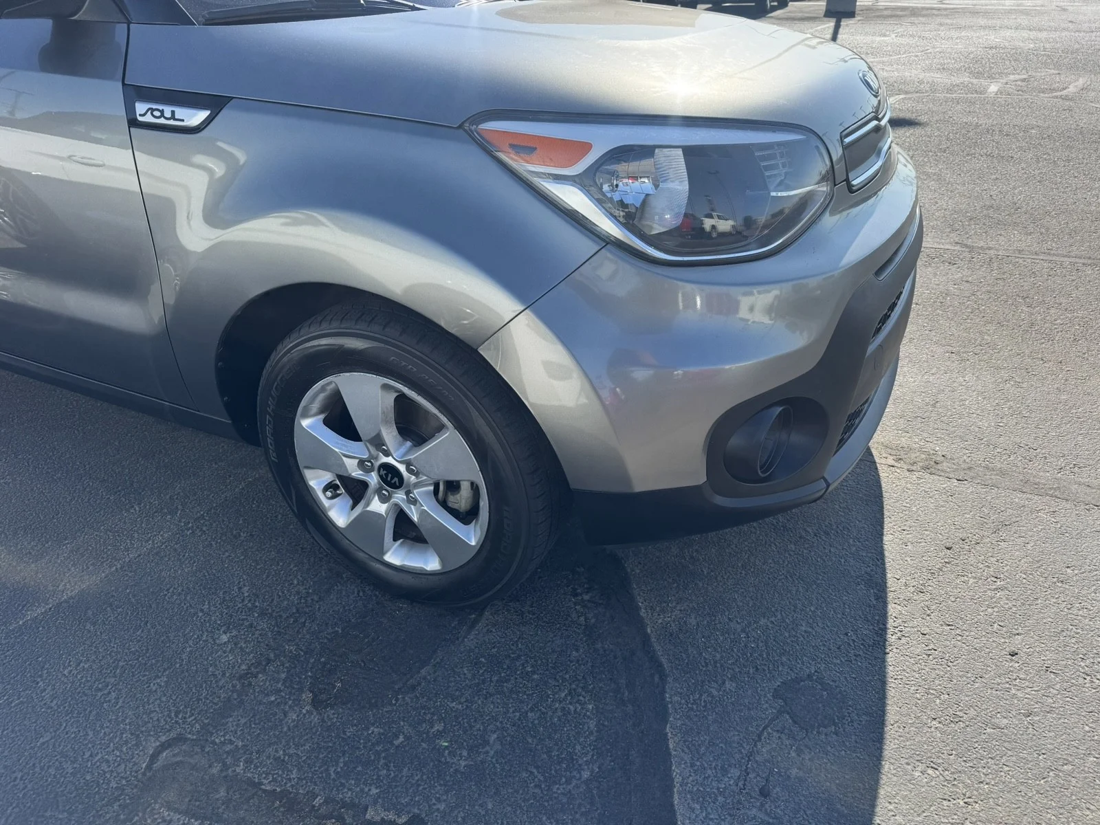 Used 2019 grey Kia Base image 4