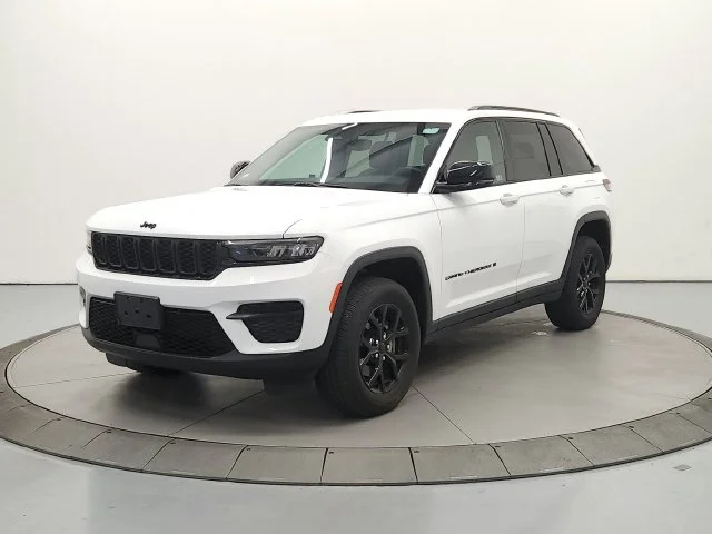 Used 2024 White Jeep Altitude image 4