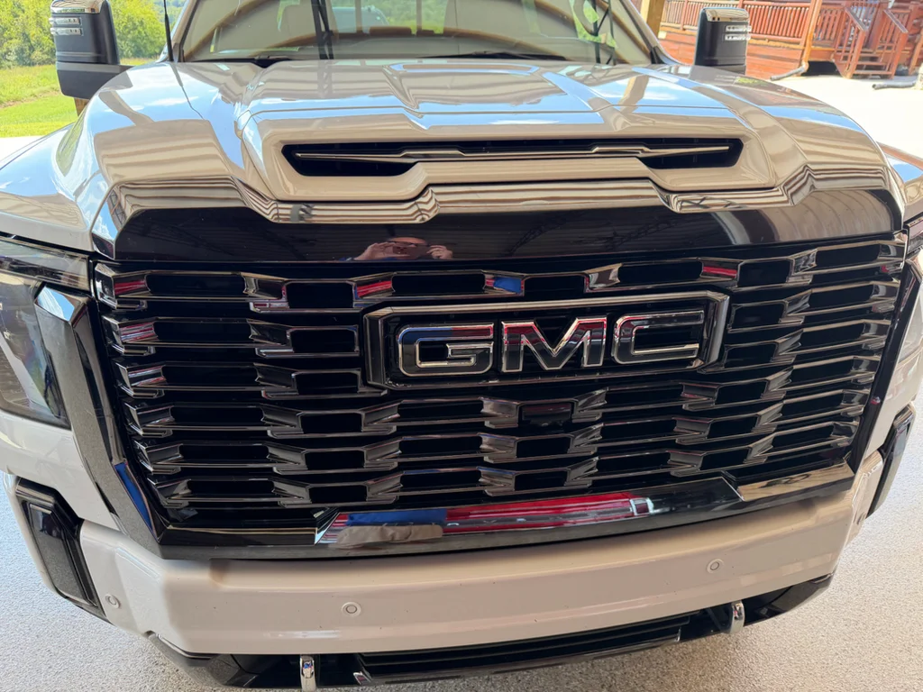 Used 2024 White Frost Tricoat GMC Denali Ultimate image 8