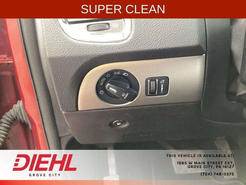 Used 2015 Red Dodge SXT image 16