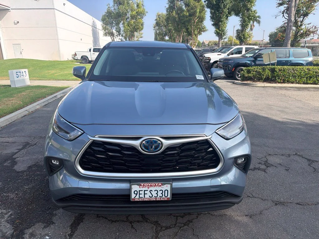 Used 2022  Toyota LE image 8