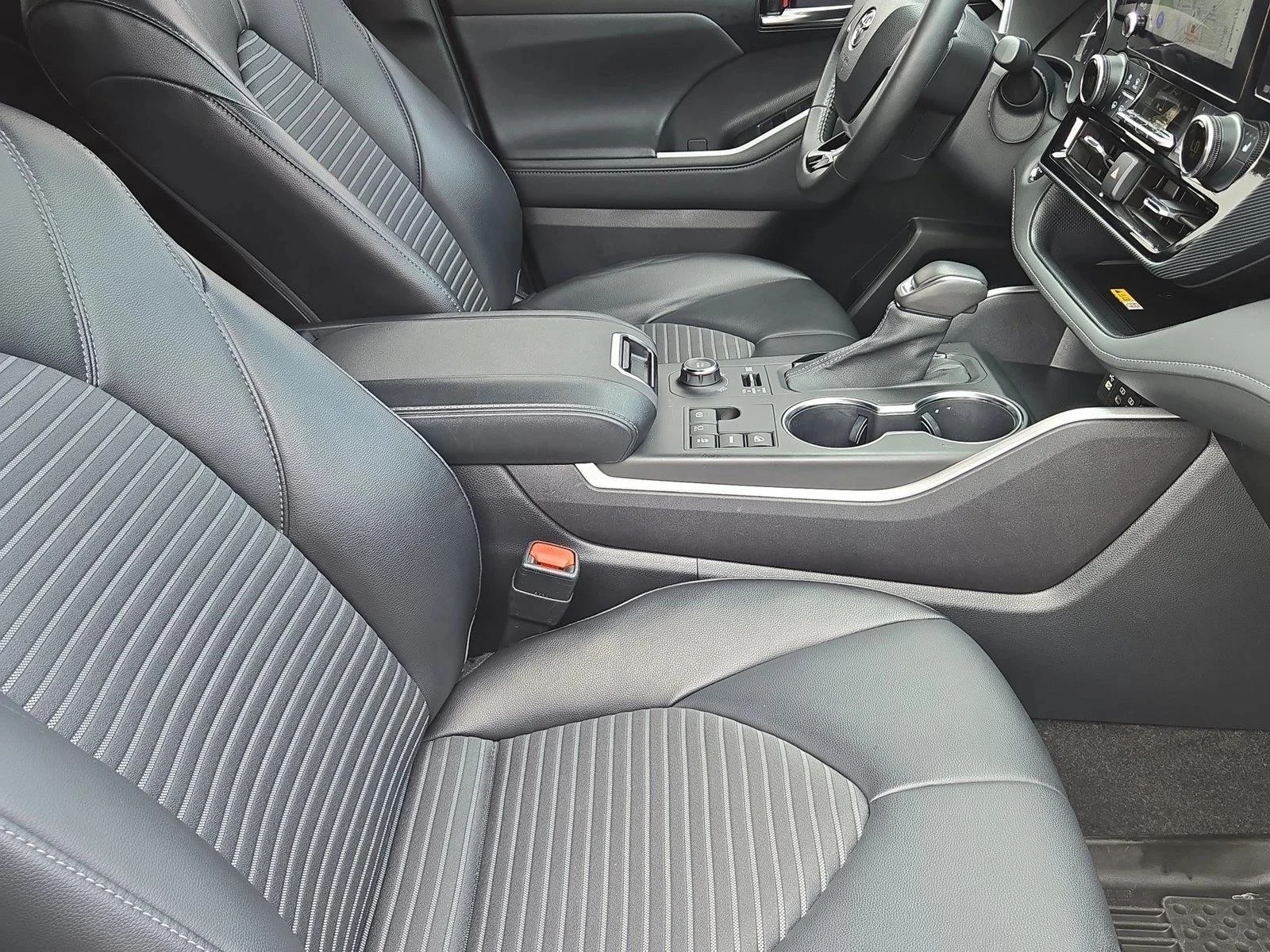 Used 2023 Wind Chill Pearl Toyota XSE image 22