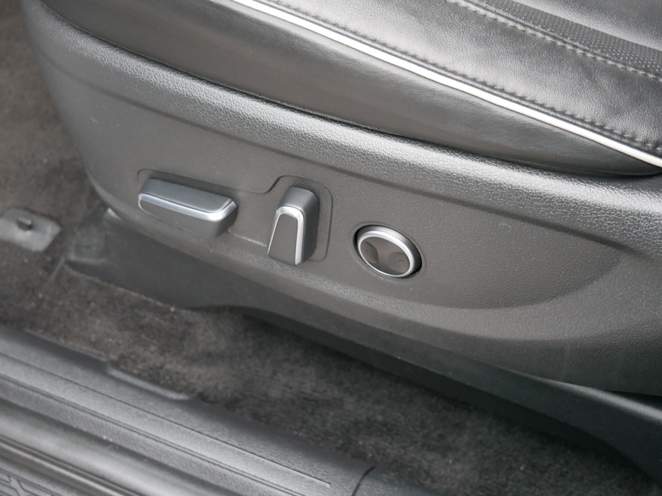 Certified Used 2024 Hyper White Hyundai SEL 7P image 19
