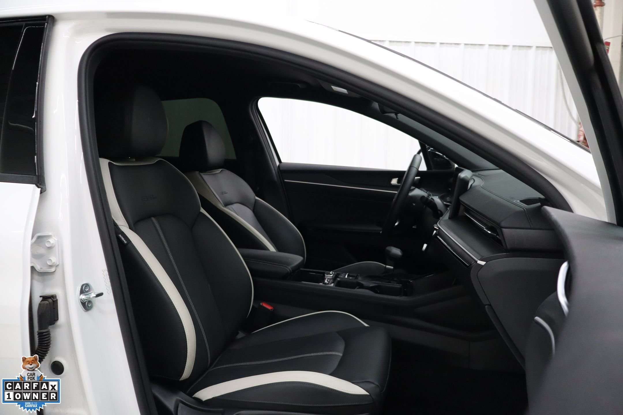 Used 2025 White Kia GT-Line image 30