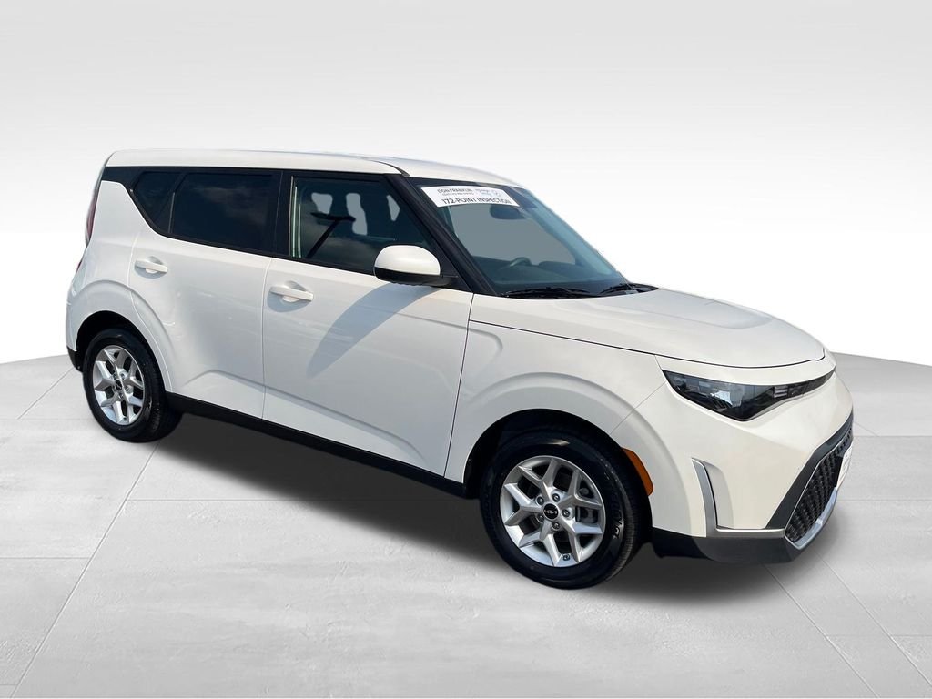 Used 2025 White Kia LX image 7