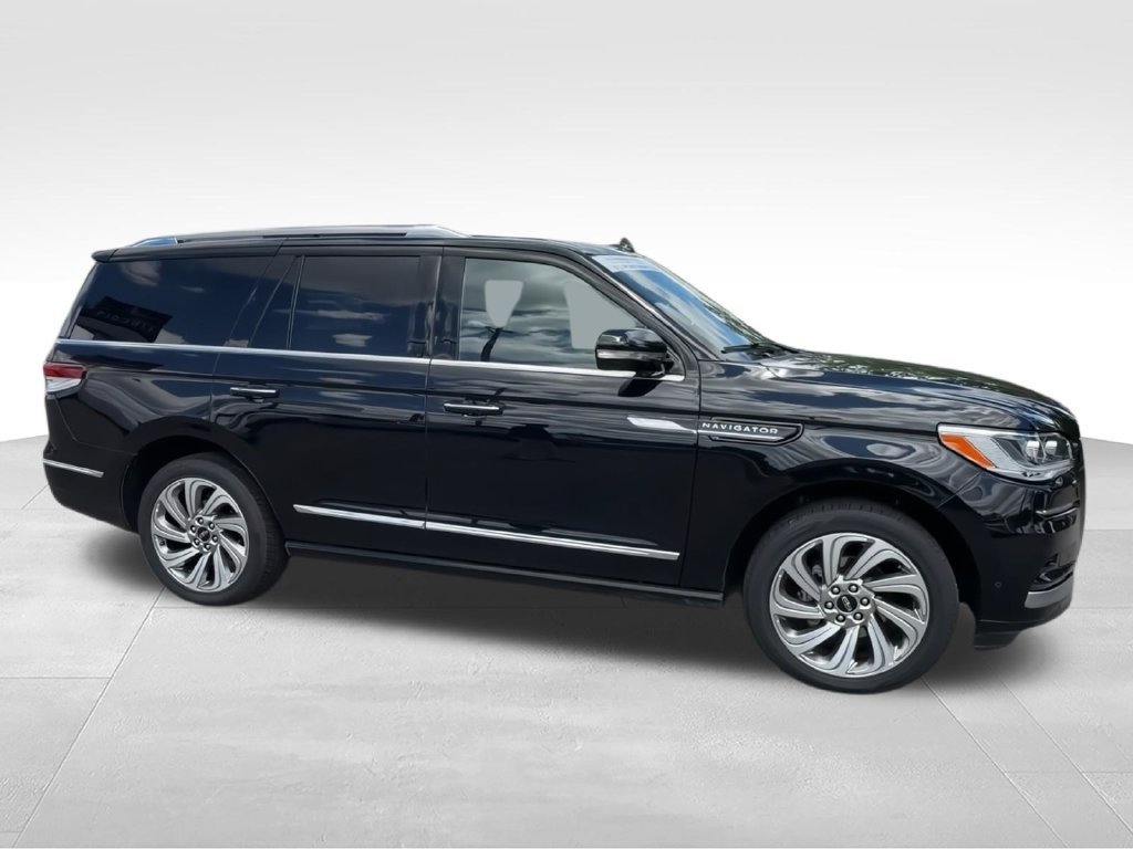 Used 2024 Black Lincoln Reserve image 2