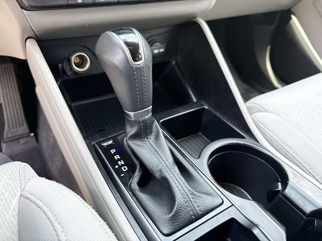 Used 2017  Hyundai Sport image 33