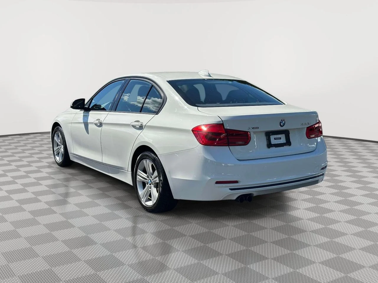 Used 2016 Alpine White BMW xDrive image 5
