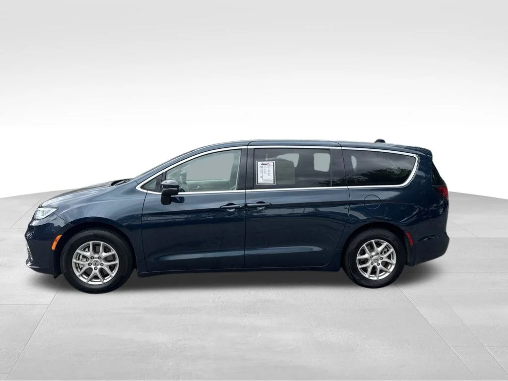 Used 2023 Blue Chrysler Touring L image 4