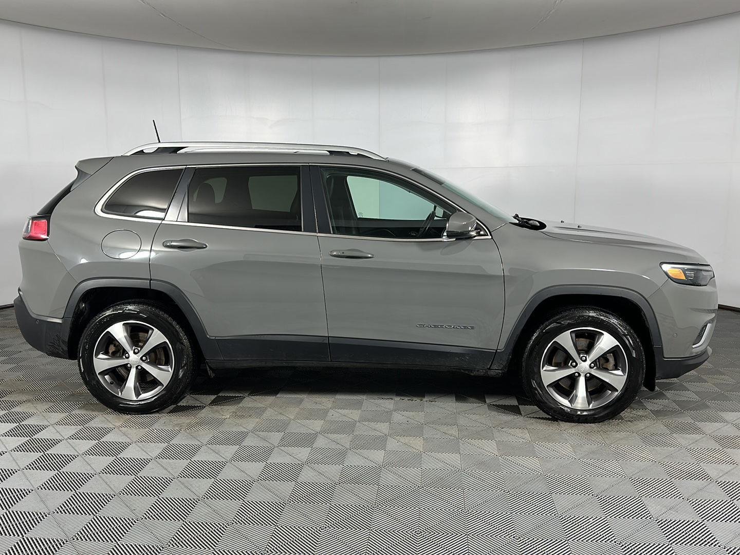 Used 2021 Sting-Gray Clearcoat Jeep Limited image 10