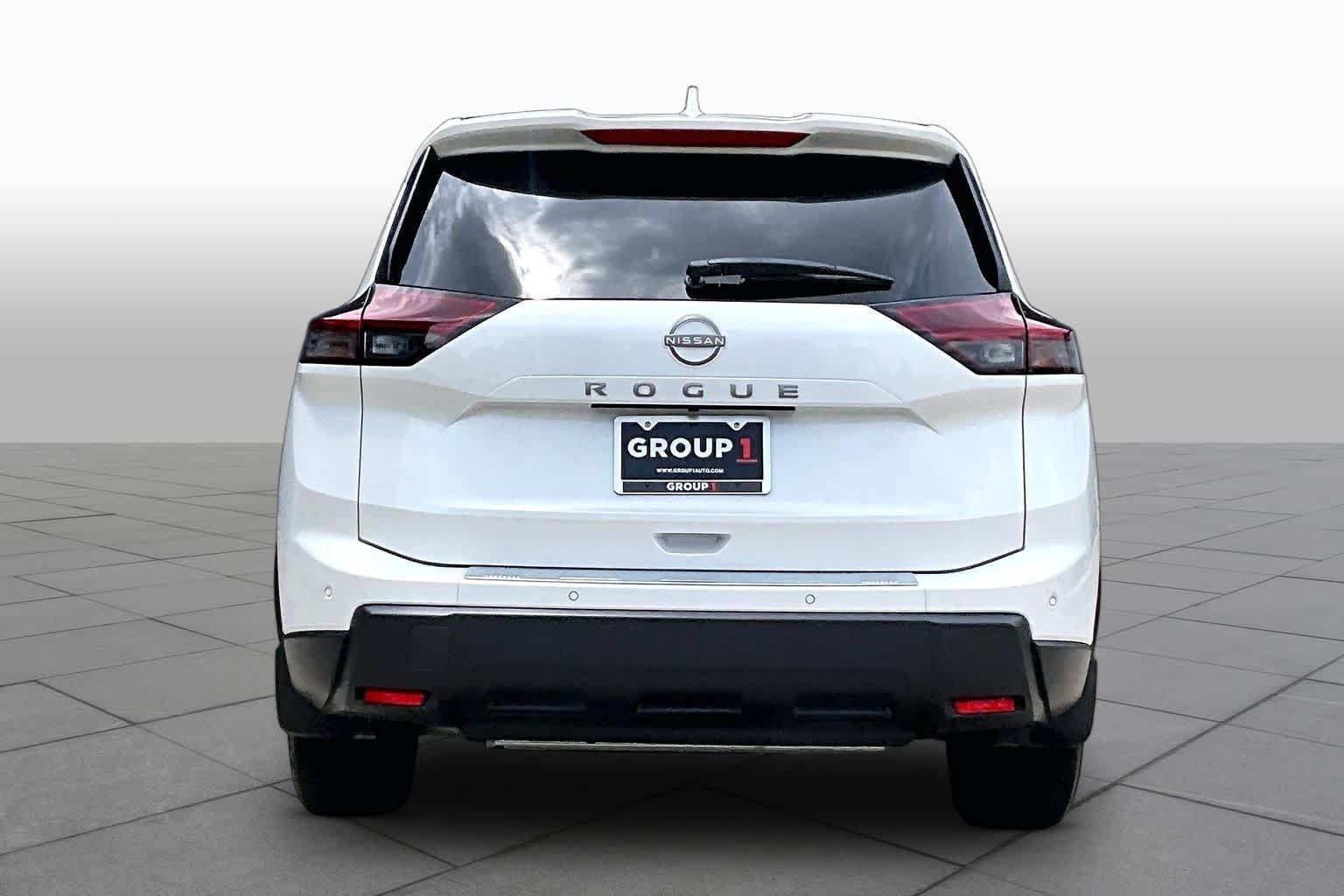 Used 2026 Everest White Pearl Tricoat Nissan SV image 5