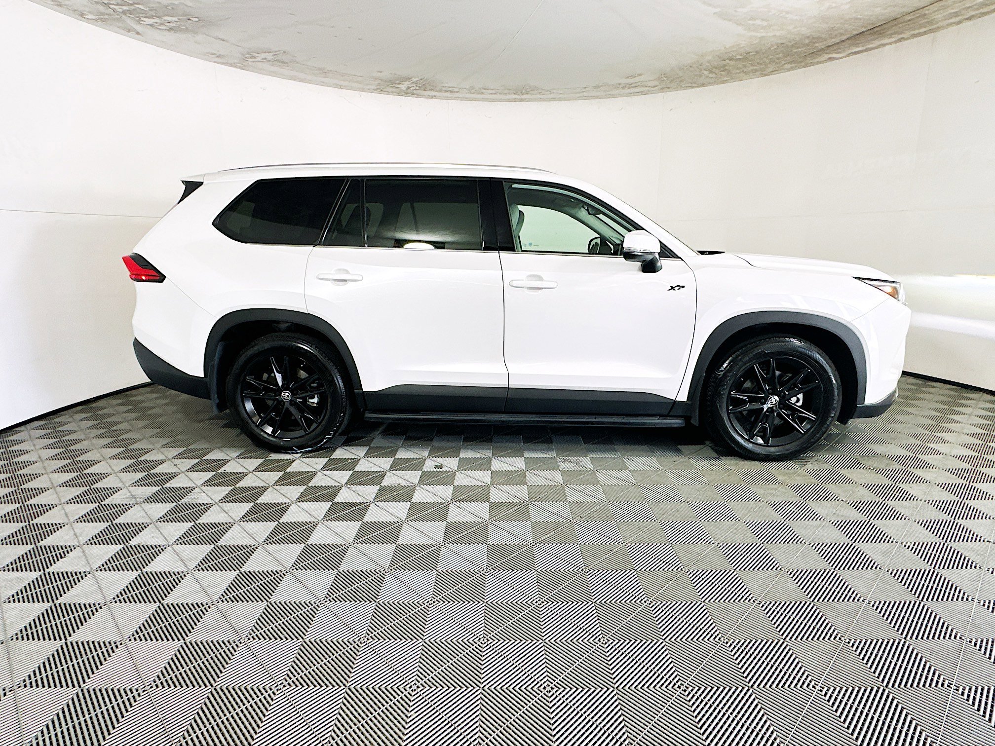 2024 Toyota Grand thumbnail 4