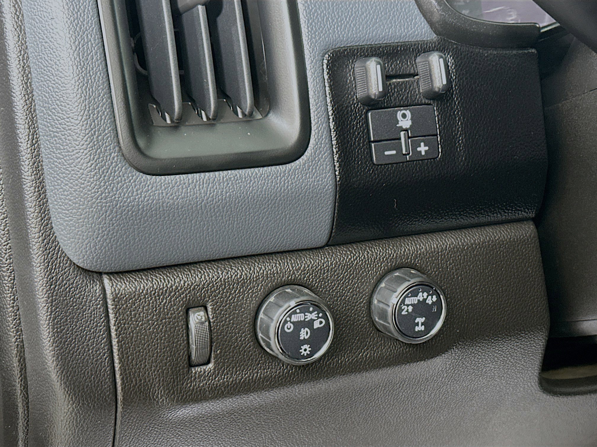 Used 2022 Black Chevrolet 4WD Z71 image 11
