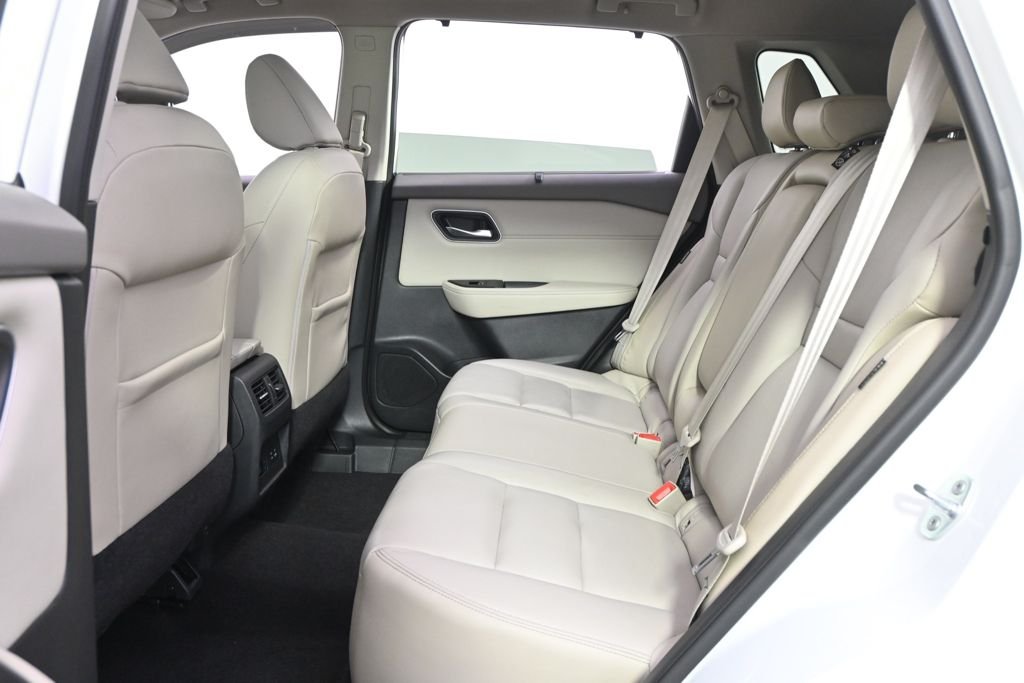 Used 2021 Pearl White Nissan SL image 21