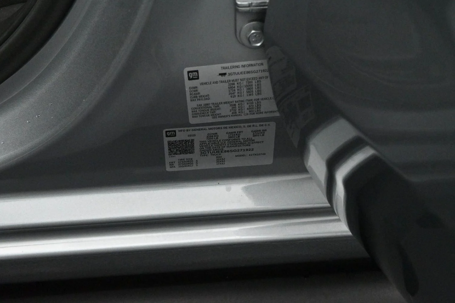 Used 2025 Sterling Metallic GMC AT4 image 39