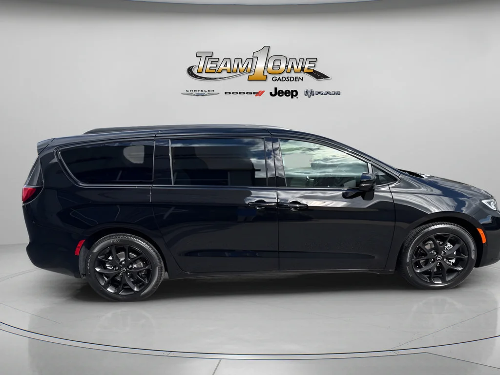 New 2026 Diamond Black Crystal Pearl-Coat Exterior Paint Chrysler Select image 10