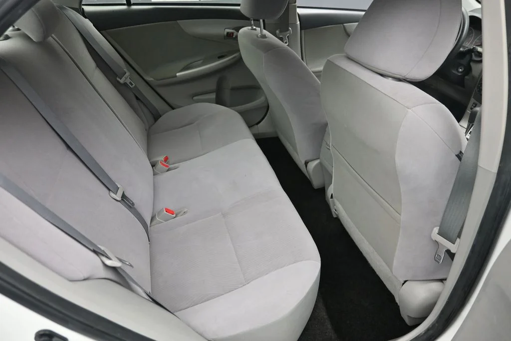 Used 2013 White Toyota LE image 10