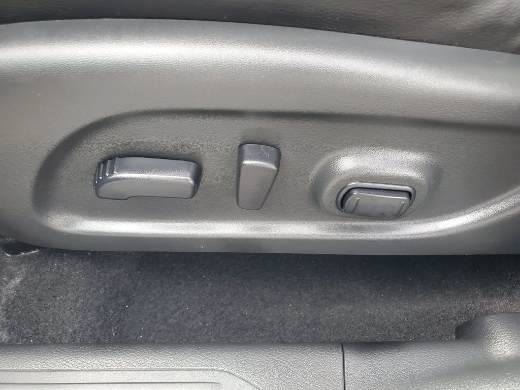 Used 2020 Black Nissan SL image 6