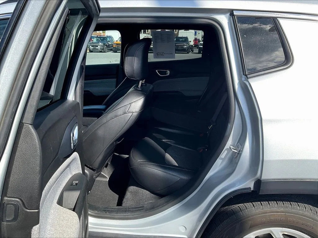 Used 2024 Silver Jeep Latitude image 5
