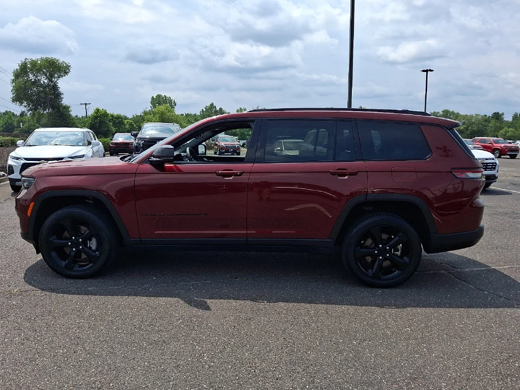 Used 2024 Red Jeep Altitude X image 7