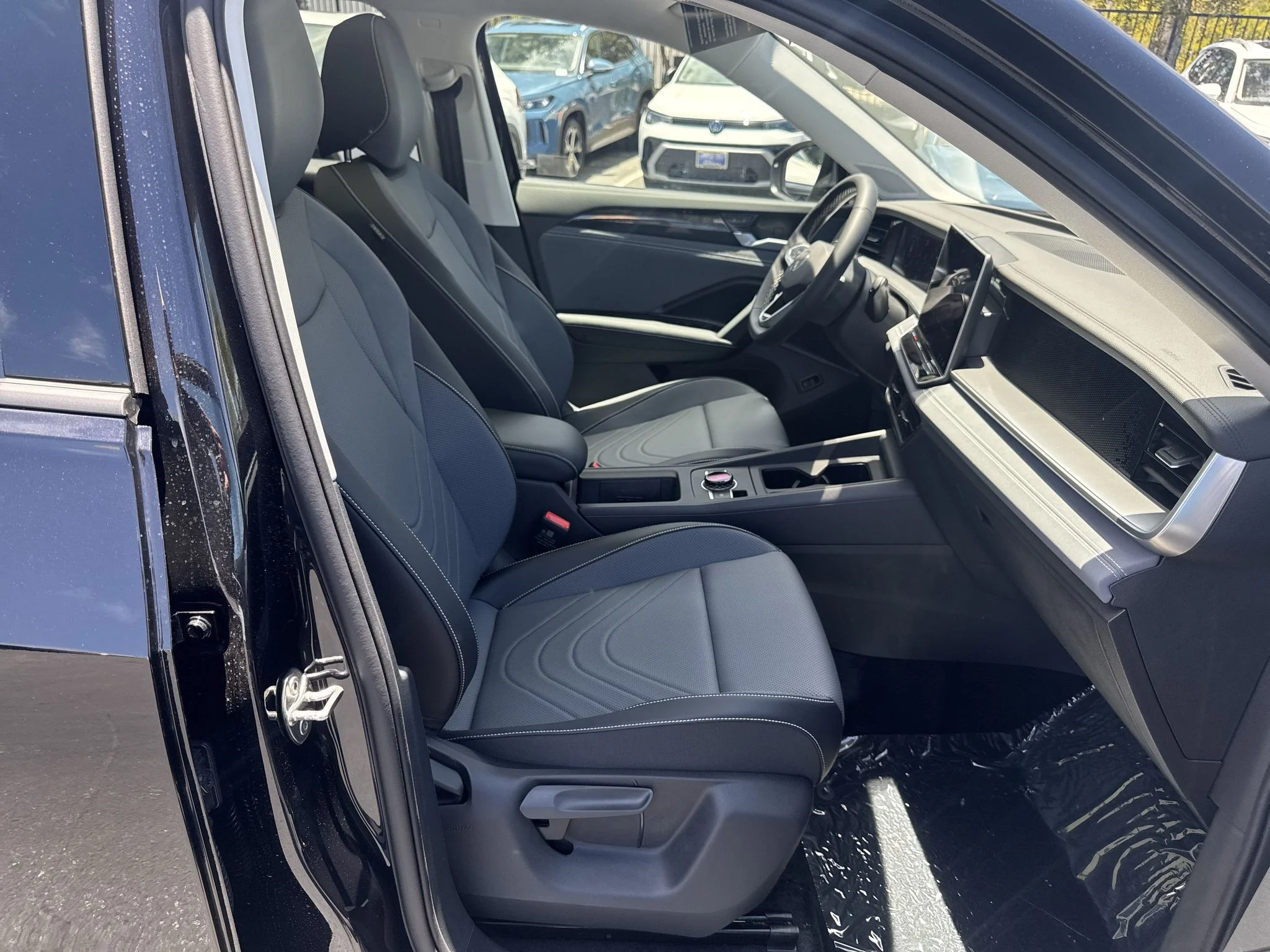 New 2026 Deep Black Pearl Volkswagen SE image 19