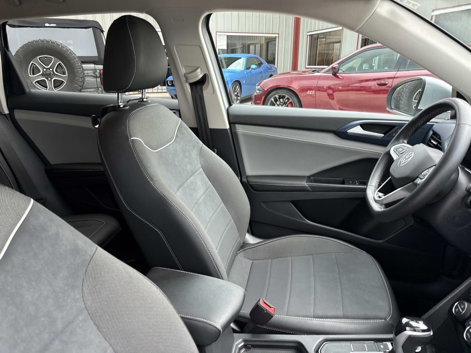 Used 2024 Pyrite Silver Metallic Volkswagen SE image 10
