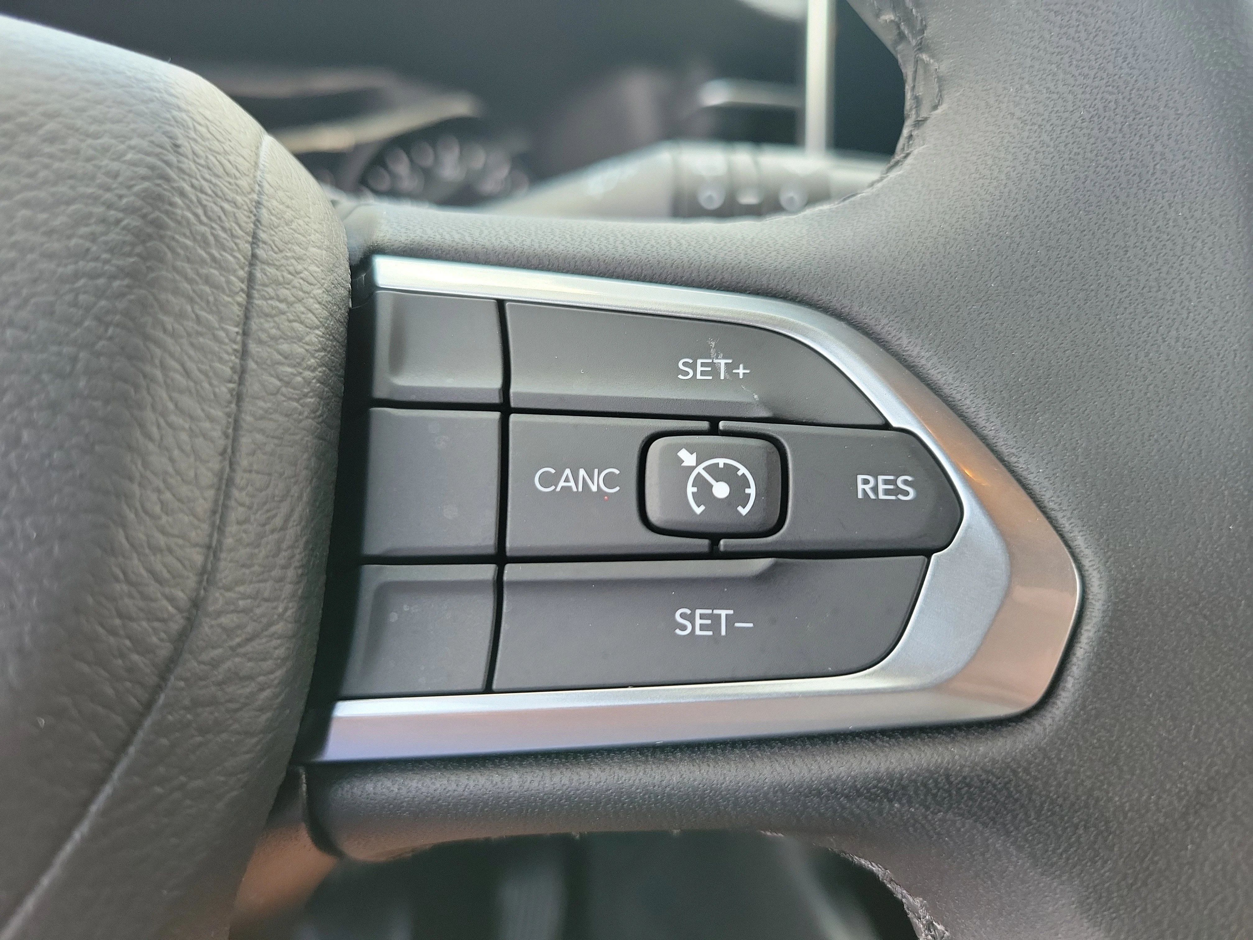 Used 2024 Diamond Black Crystal Pearlcoat Jeep Latitude image 16