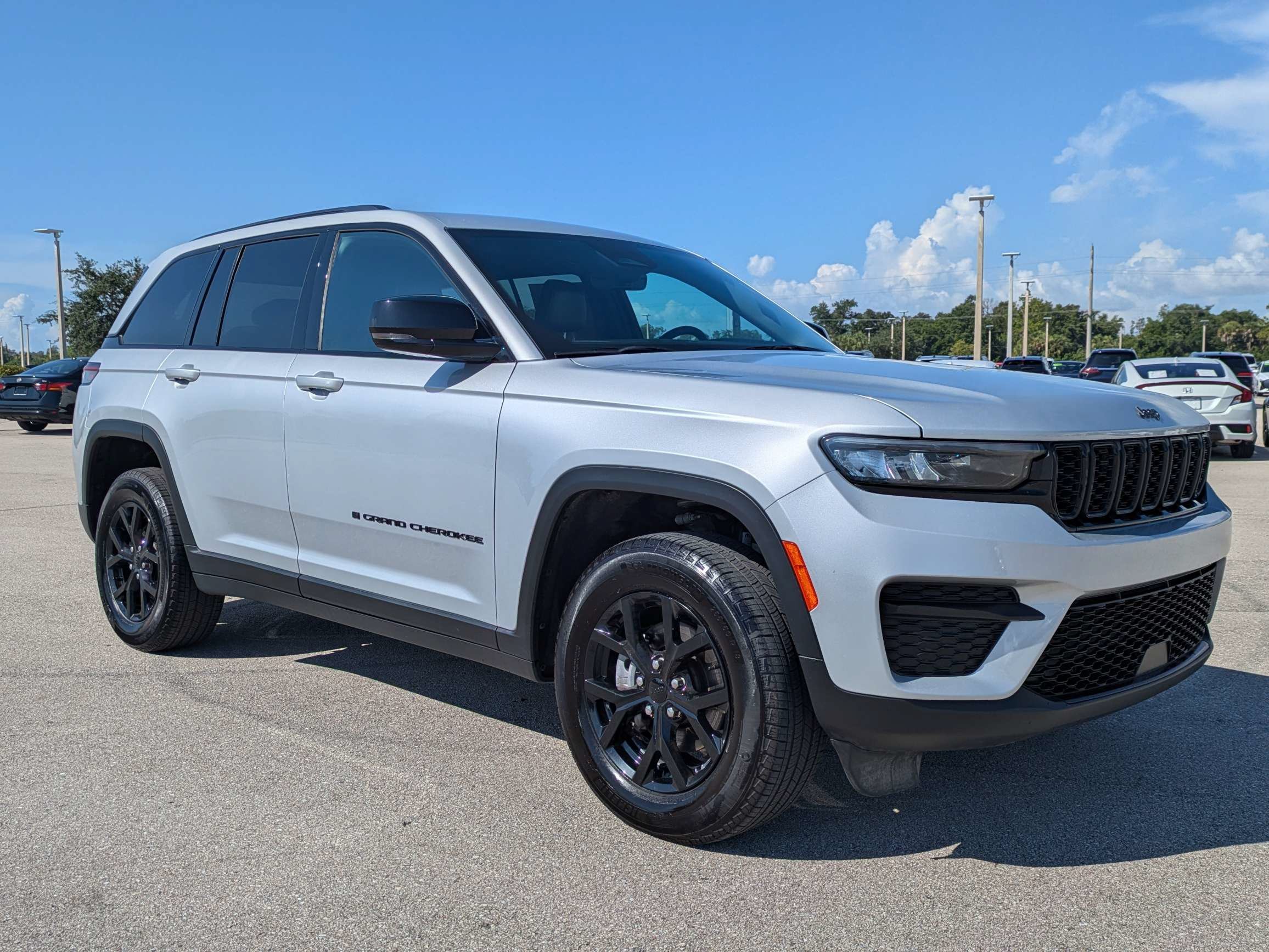 Used 2025 Silver Zynith Jeep Altitude image 2