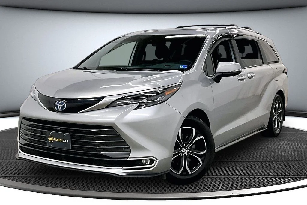 Used 2025 Silver Toyota Platinum image 3