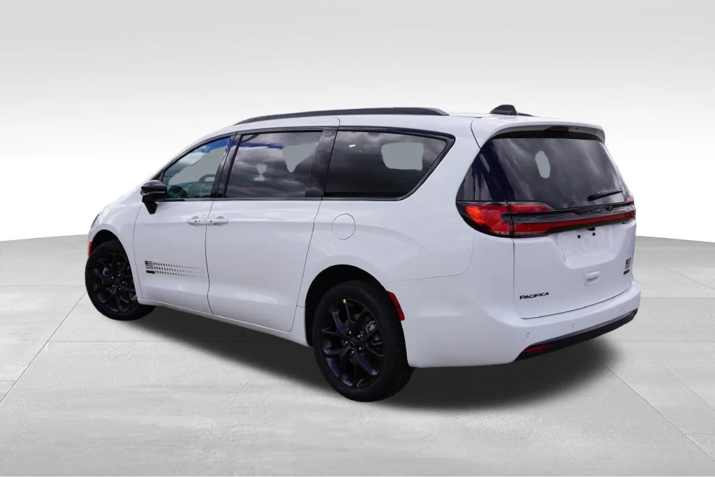 New 2027 Bright White Clear-Coat Paint Chrysler Select image 5