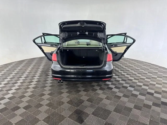 Used 2014  Volkswagen 2.0L TDI image 18