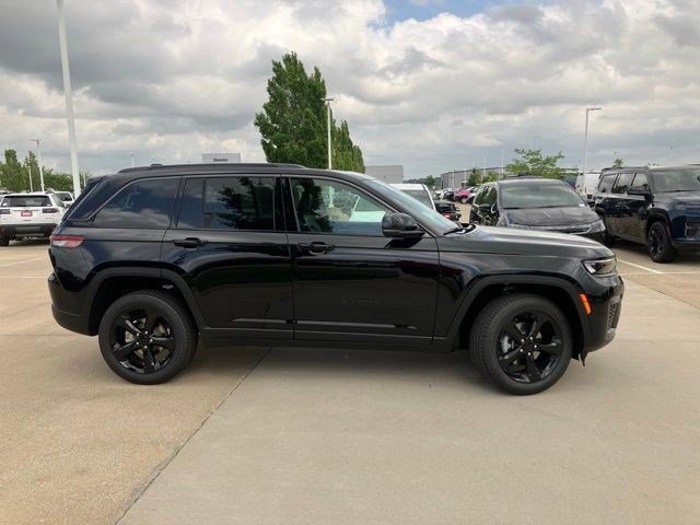 New 2026 Diamond Black Crystal Pearl-Coat Exterior Paint Jeep Limited image 4