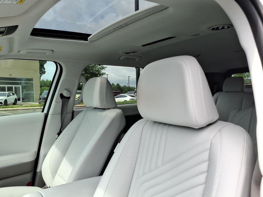 New 2026 White Hyundai SEL Premium FWD image 18