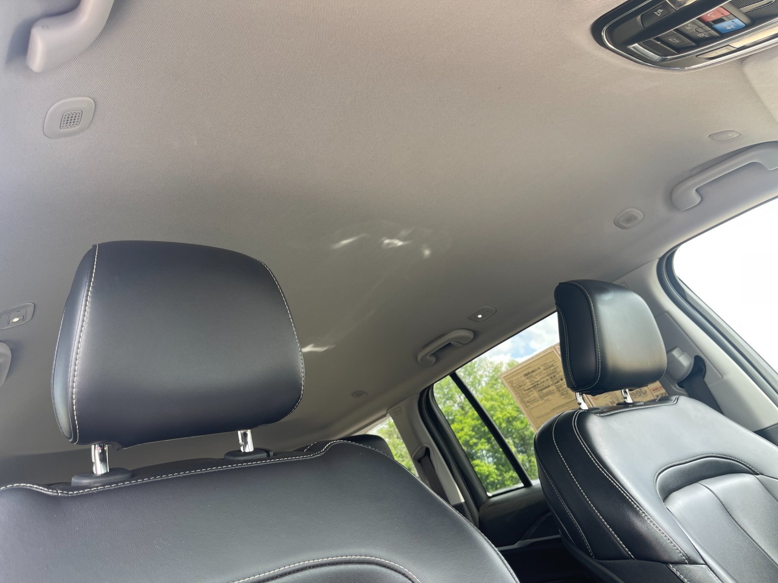 Used 2023  Jeep Limited image 18