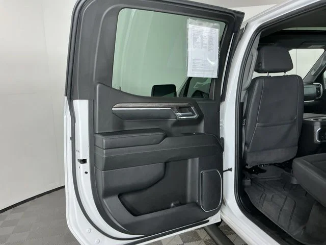 Used 2024  Chevrolet LTZ image 27