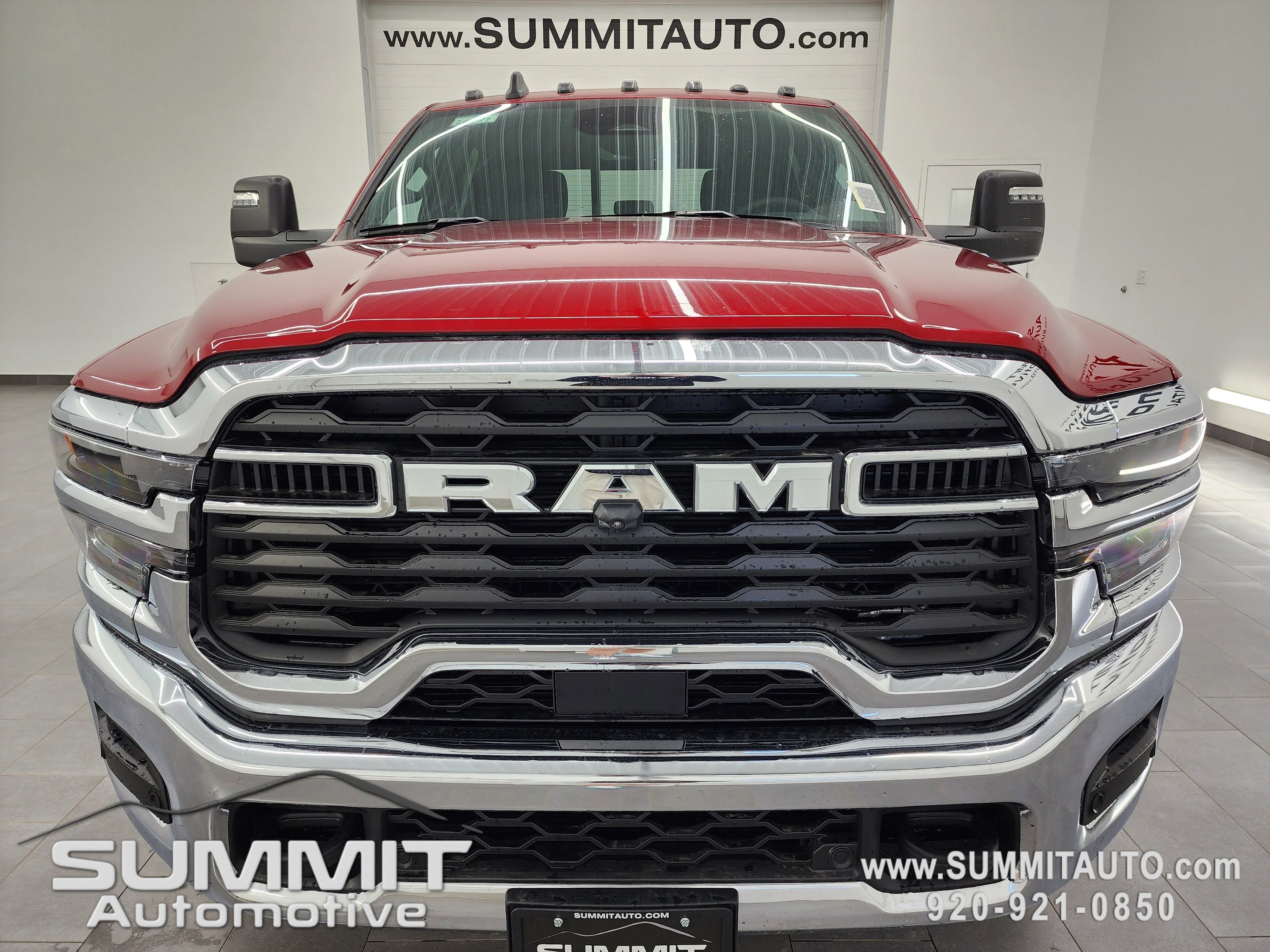 New 2026 Molten Red Pearl-Coat Exterior Paint RAM Tradesman image 25