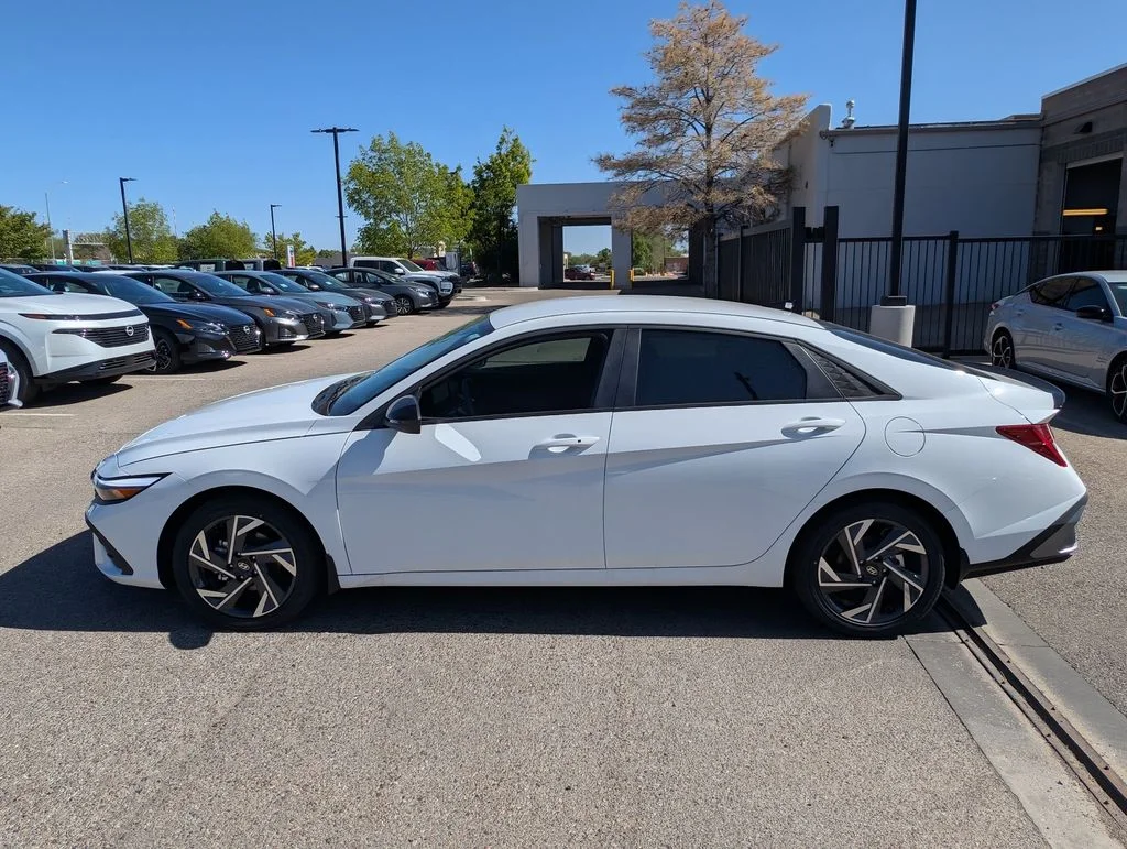 New 2025 White Hyundai SEL Sport image 3