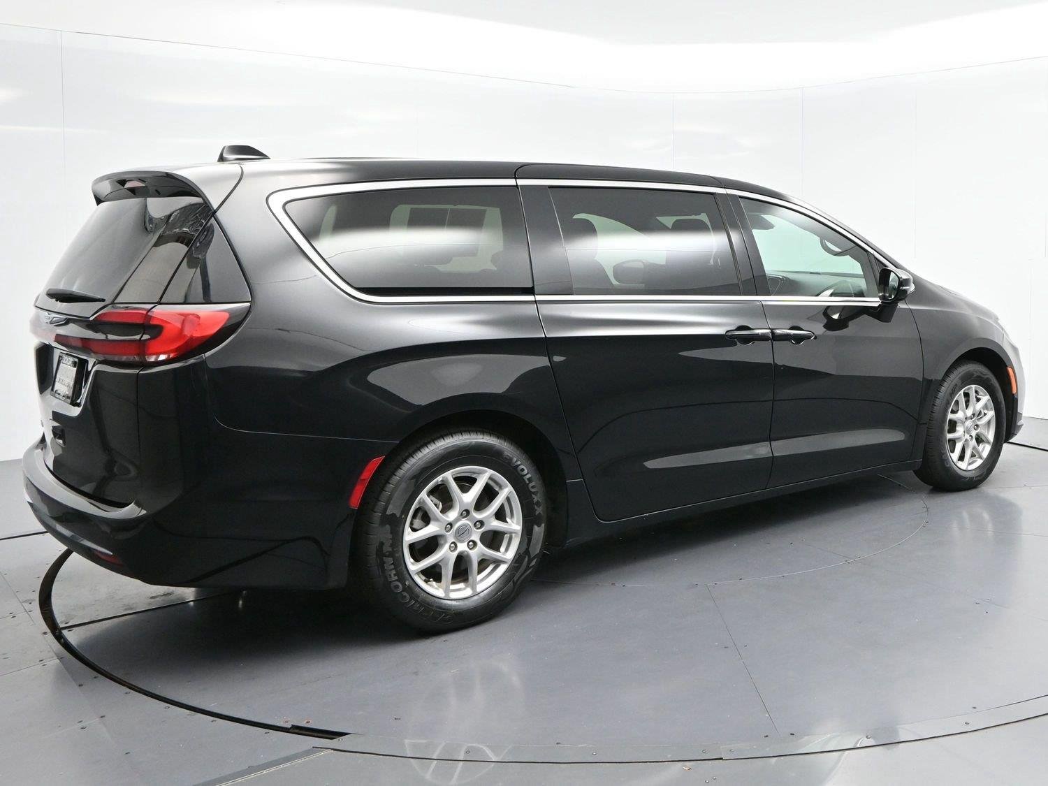 Used 2025 Diamond Black Crystal Pearlcoat Chrysler Select image 6