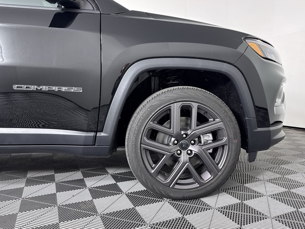 New 2026 Diamond Black Crystal Pearl-Coat Exterior Paint Jeep Limited Altitude image 21
