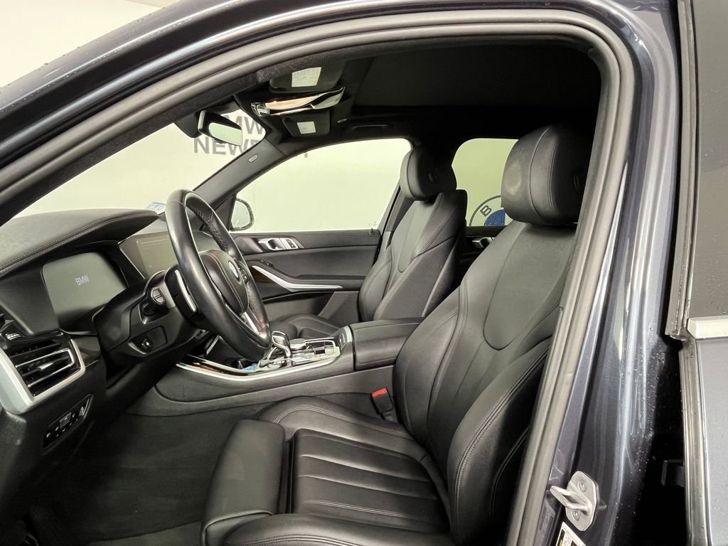 Used 2021 Gray BMW xDrive40i image 4