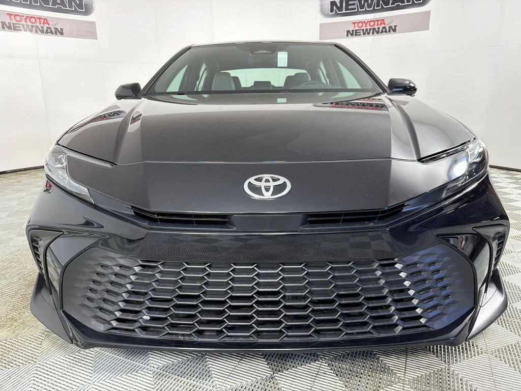 2025 Toyota Camry SE - Photo 8