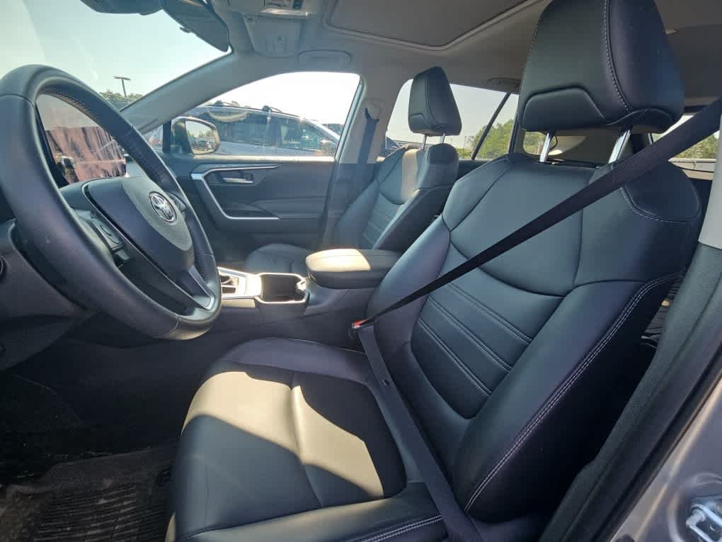 Used 2025 Silver Sky Metallic Toyota XLE Premium image 10