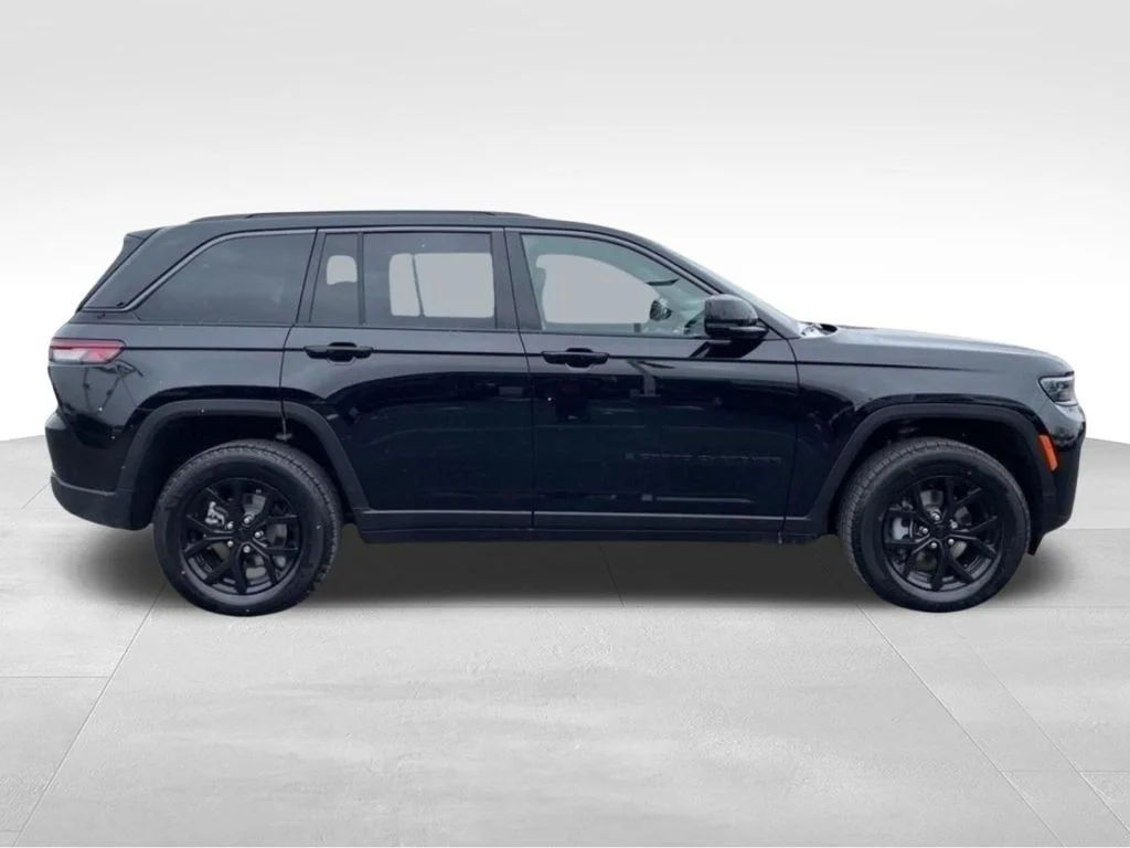 New 2026 Diamond Black Crystal Pearl-Coat Exterior Paint Jeep Altitude image 6