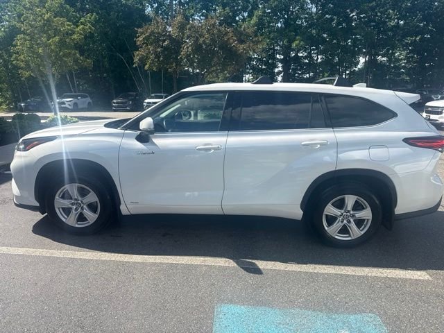 Used 2021 White Toyota LE image 7
