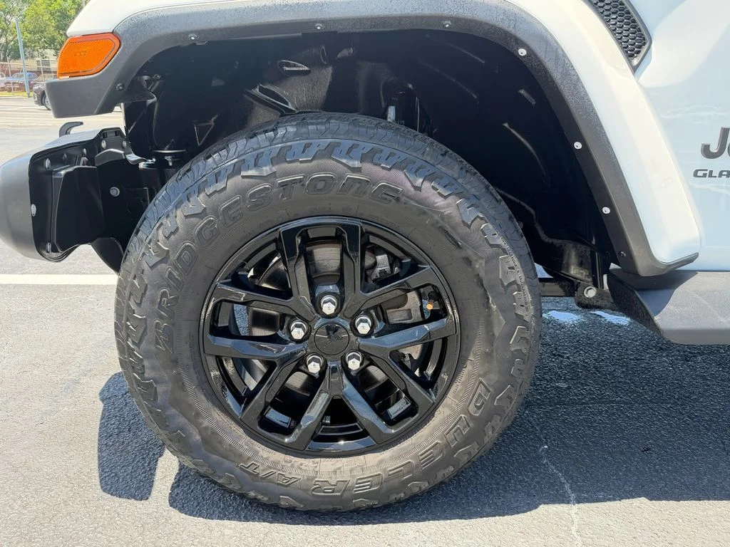 Used 2022 White Jeep Altitude image 9