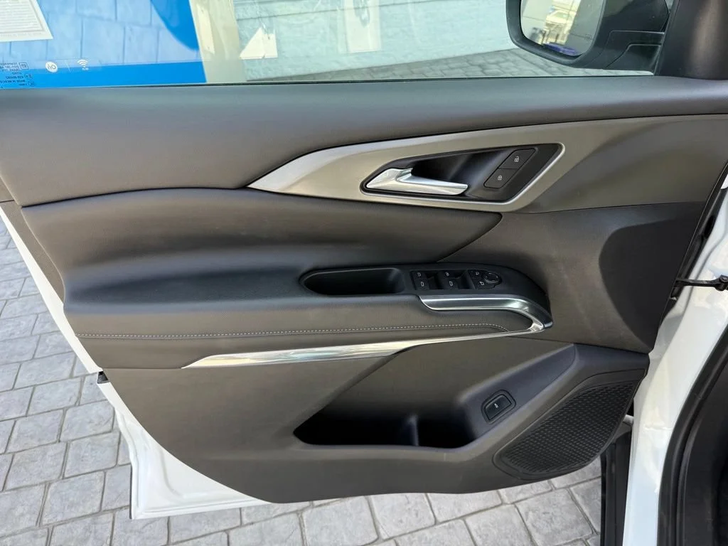 Used 2025 Summit White Chevrolet LT image 31