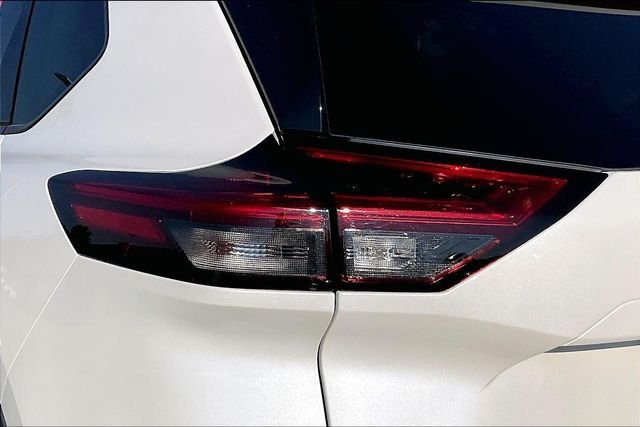 Used 2023 White Nissan SL image 28