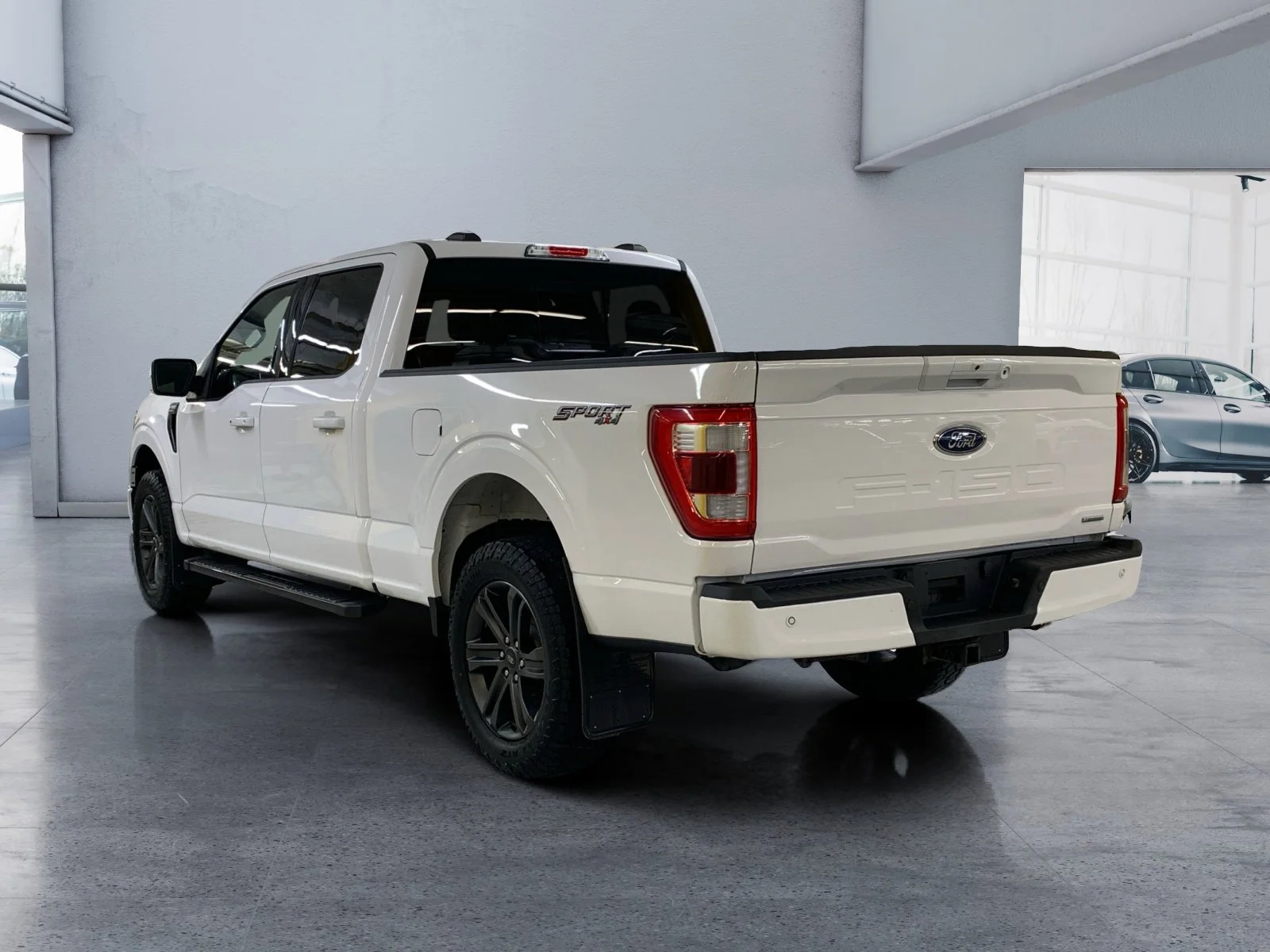 Used 2022 White Ford Lariat SuperCrew image 3