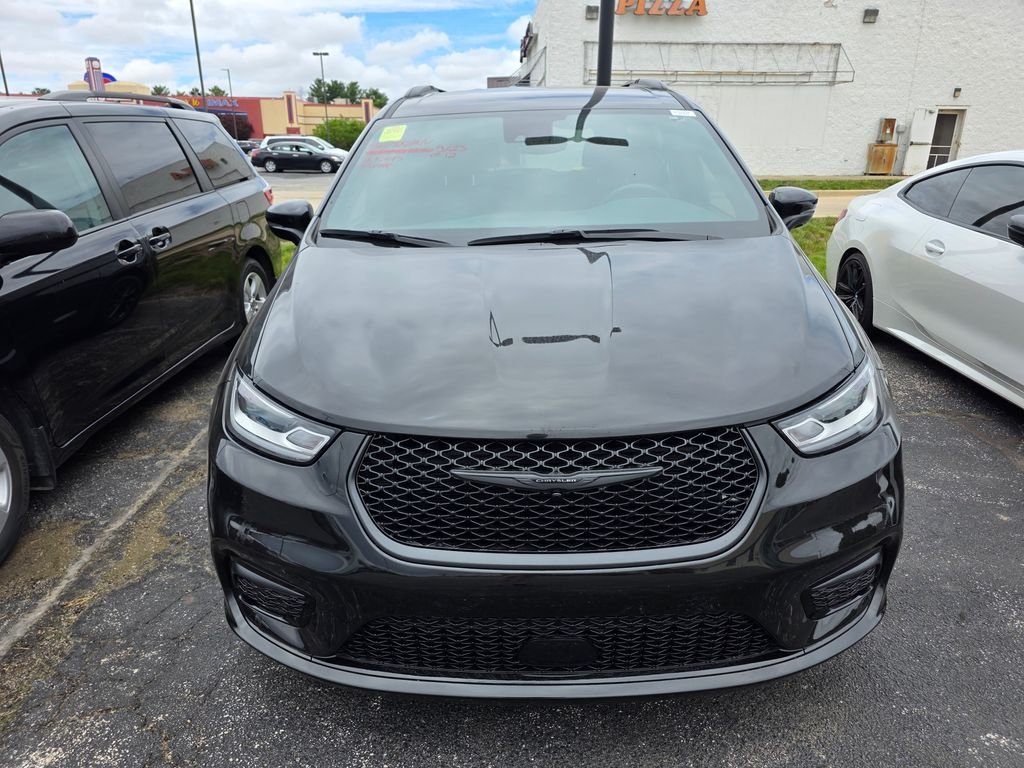 2021 Chrysler Pacifica Touring's photo